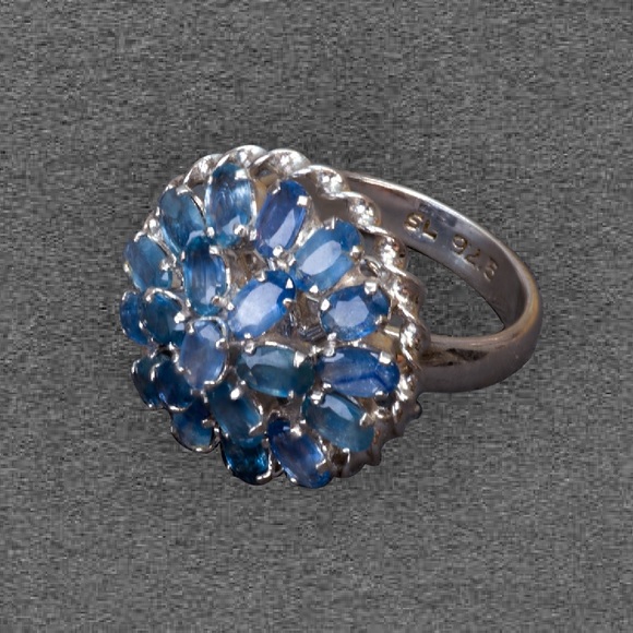 11 Carat Natural Sapphire Ring - Picture 2 of 2